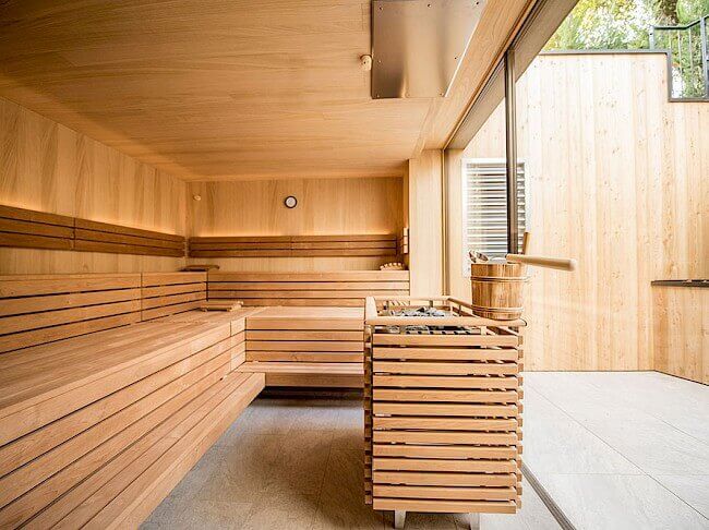 Alpenrose-Sauna-outside-looking-along-window