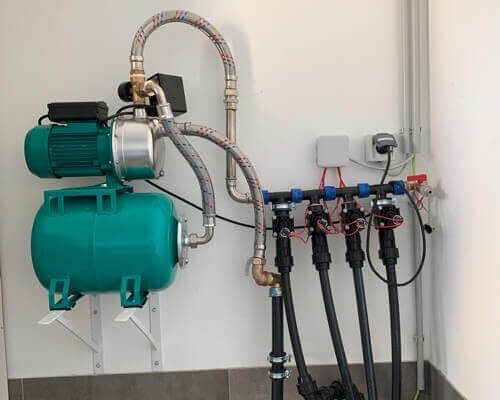 Activatie aanzuigpomp waterreservoir voor automatische beregening