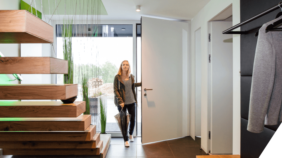 PH-Entrance-Woman-01