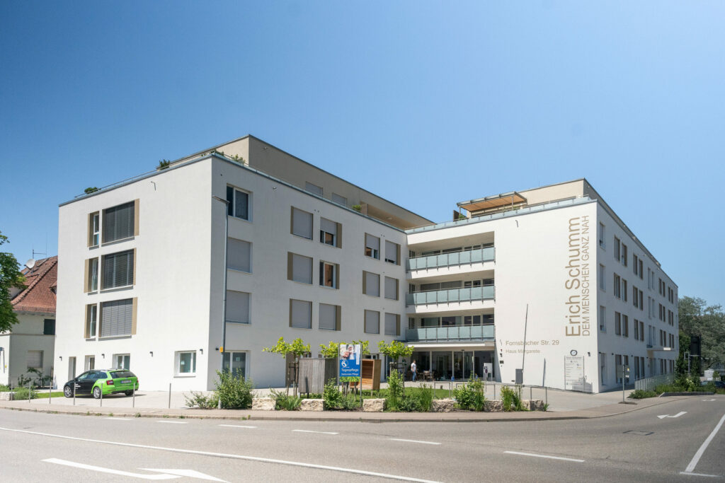 cLoxone_Pflegeheim_Erich_Schumm_DEM_MENSCHEN_GANZ_NAH_45-scaled-1 Visuele weergave van Loxone's toegangscontrole in commerciële gebouwen, bedrijven, hotels en ketens.
