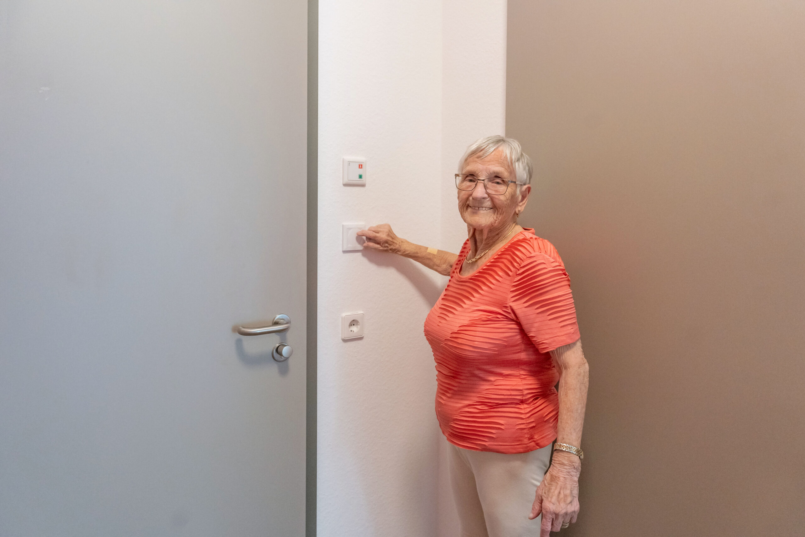 Eenvoudige bediening voor bewoners in het intelligent woonzorgcentrum, geautomatiseerd met Loxone.