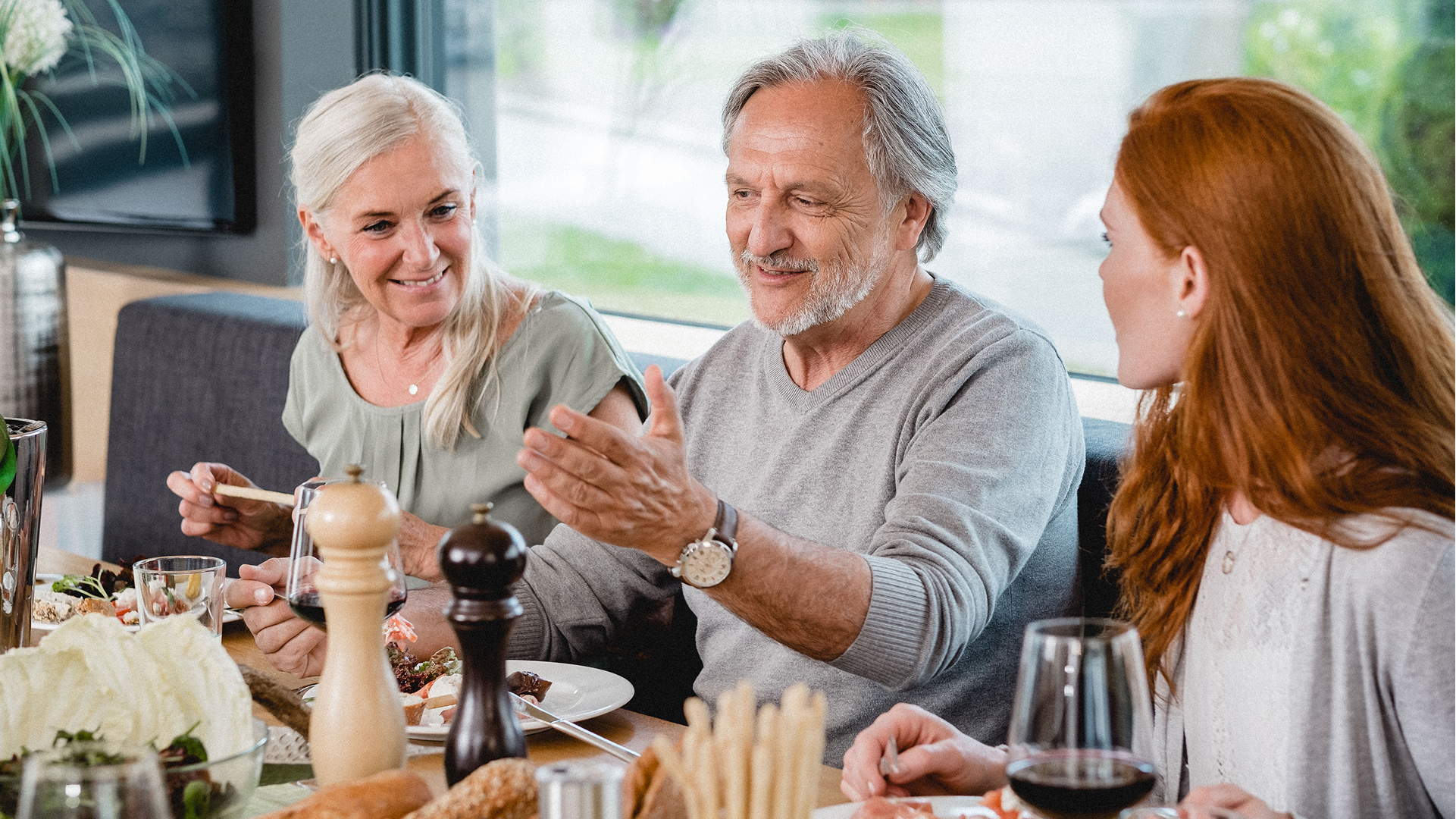 Oudere man pratend aan de eettafel