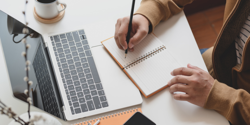 mladý pár konzultuje projekt svého budoucího domu