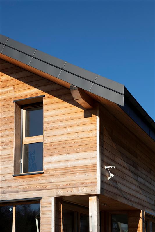 Dach drewnianego domu z fotowoltaiką