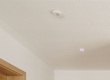 Biely strop s dvomi senzormi