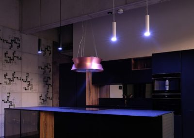 Widok na kuchnię z inteligentnym oświetleniem Loxone