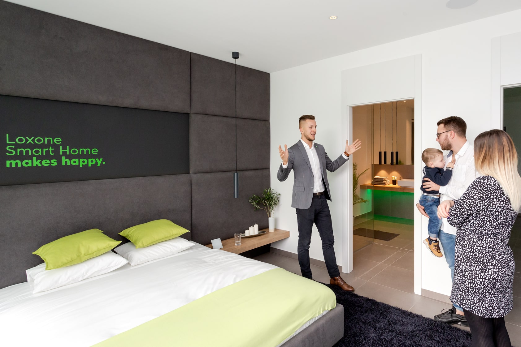 Rodina v showroomu Loxone