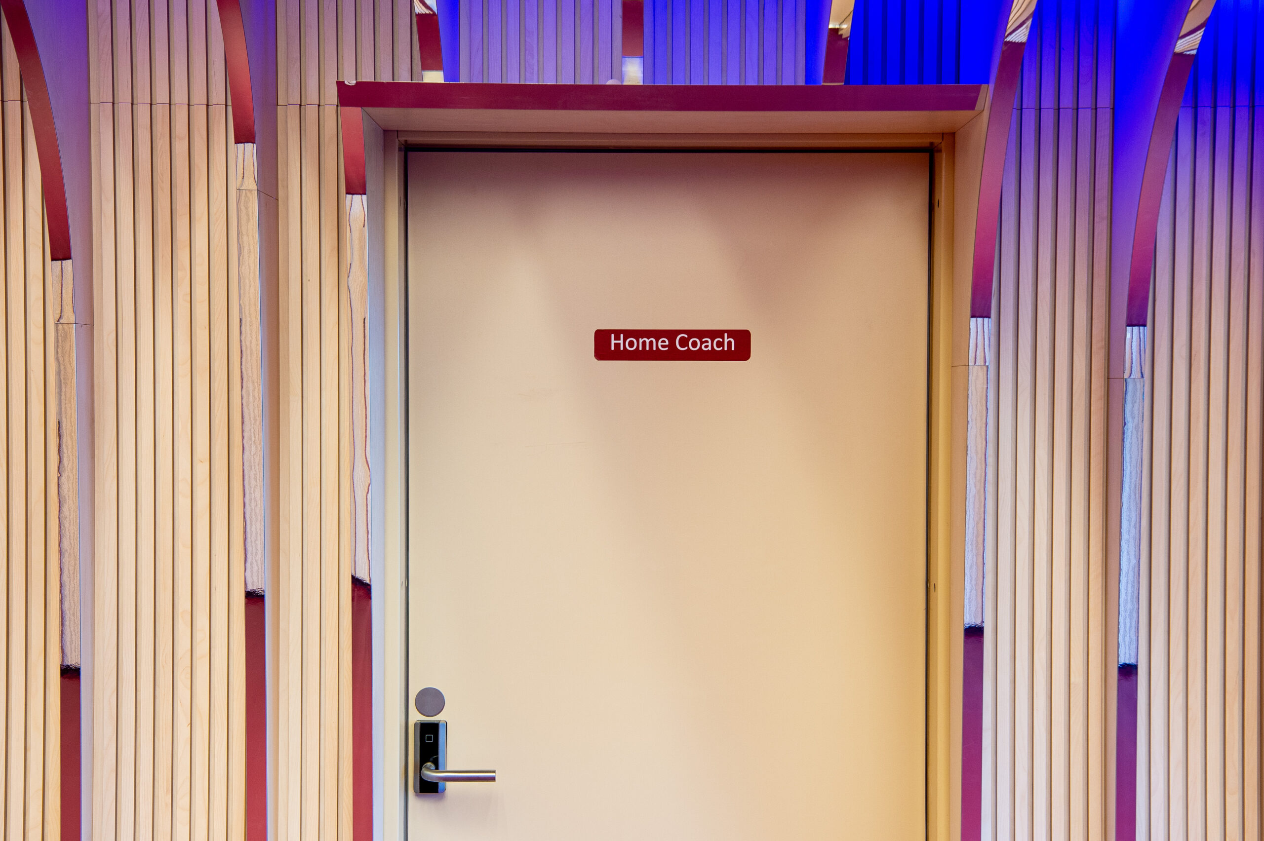 Oświetlone drzwi trenera na stadionie Ullevaal w Oslo