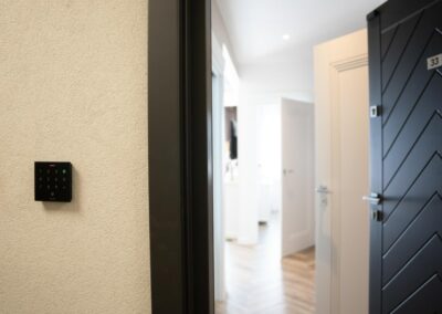 Wejście do apartamentu z klawiaturą kodową NFC Code Touch
