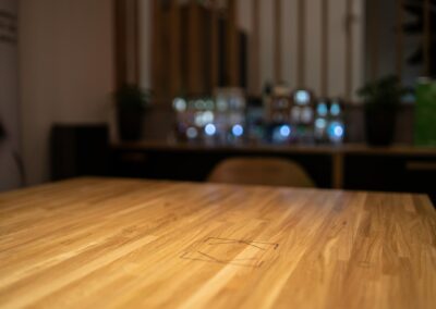 Touch Surface wbudowany w drewniany stół