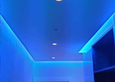 Kolorowe oświetlenie na korytarzu