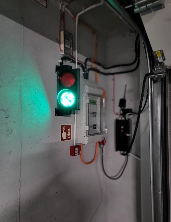 Automatyczna sygnalizacja świetlna w garażu podziemnym