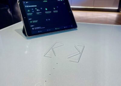 Przycisk Touch Surface ukryty w szklanym stole.