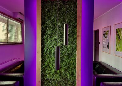 Fioletowe podświetlenie ściany w showroomie.