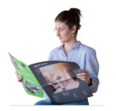 Kobieta czyta smart times, magazyn o inteligentnym domu.