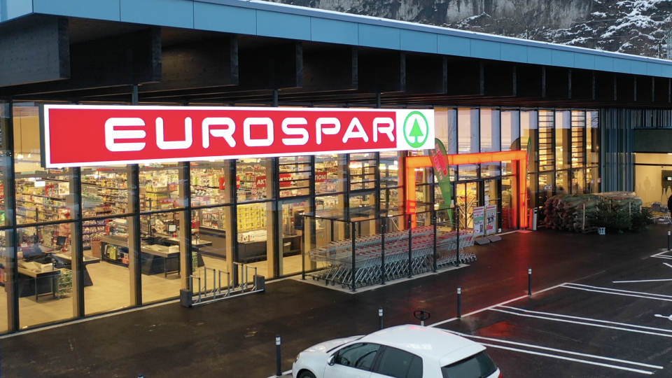 Supermarket Eurospar z zewnątrz