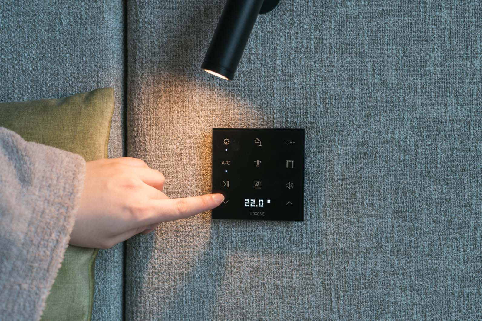 Gość obsługuje Touch Pure Flex w pokoju hotelowym