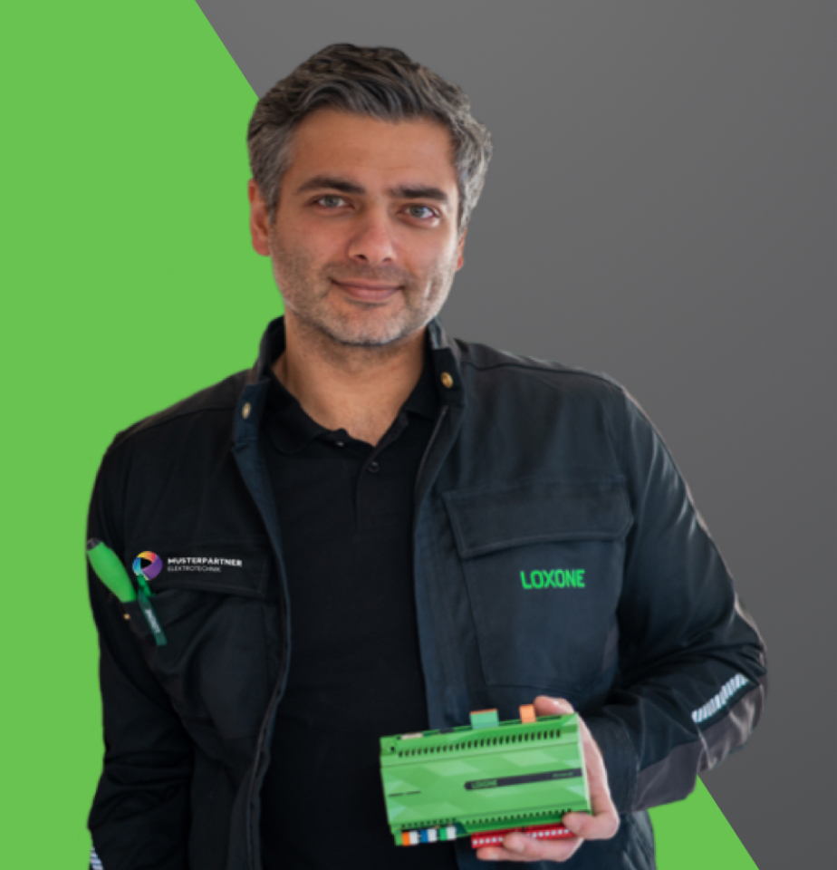 Partner Loxone z Miniserverem w ręce