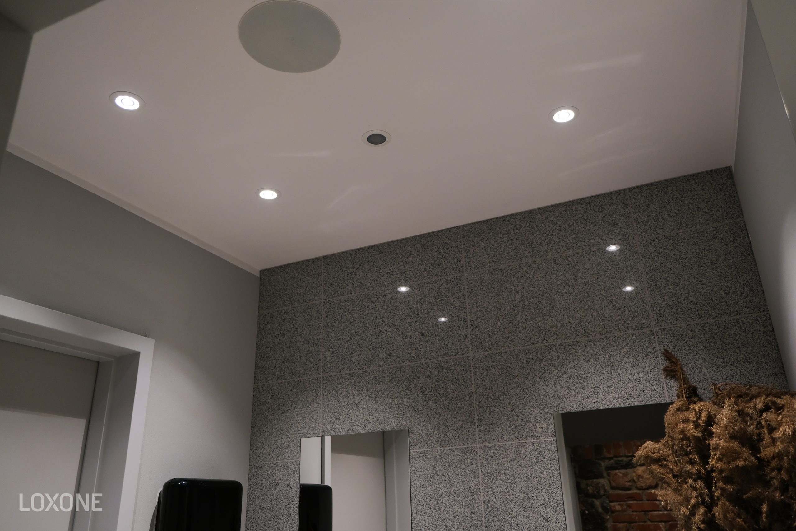 Sufit z oprawami oświetleniowymi 