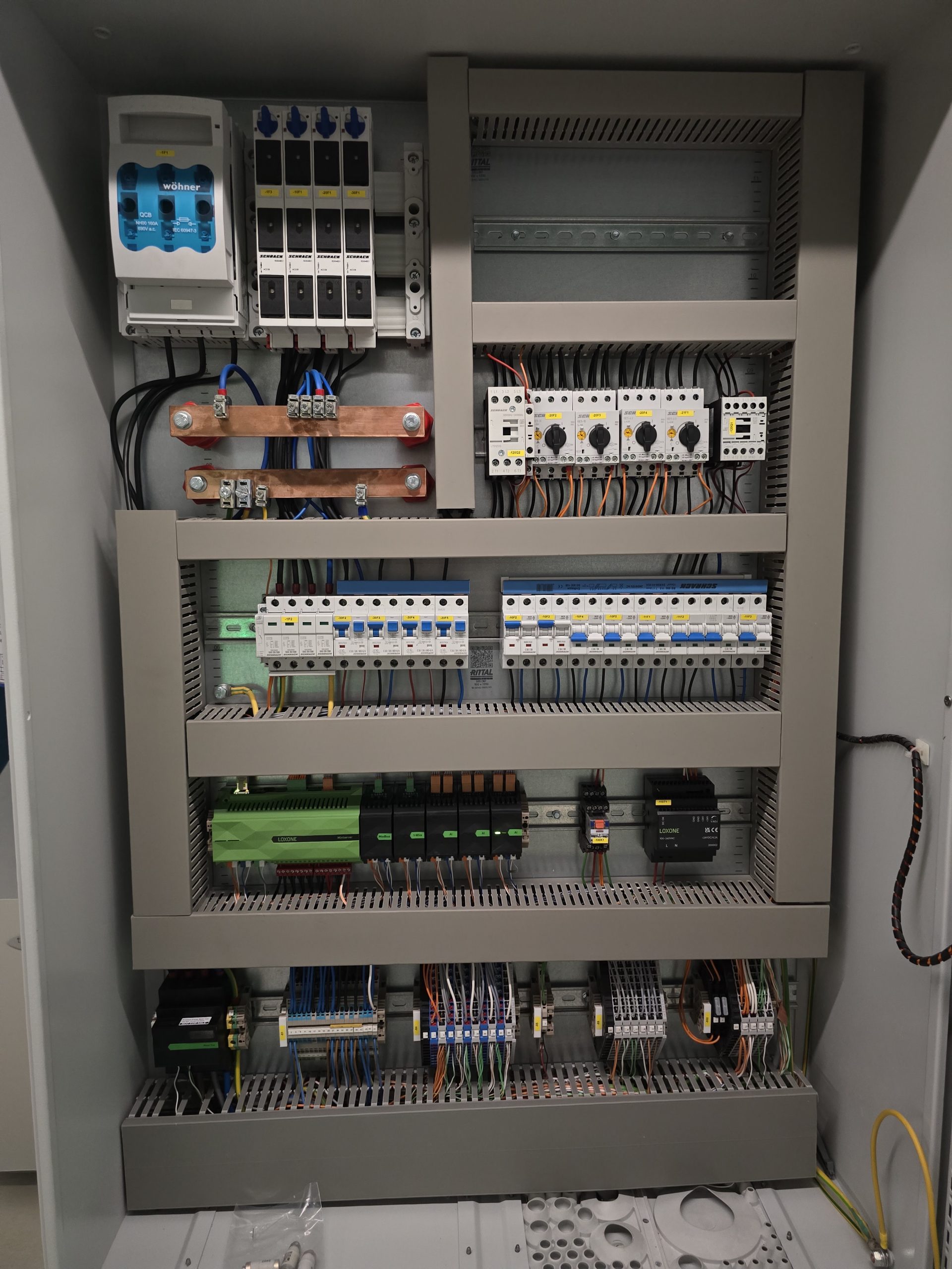Integrator konfigurujący integrację Modbus i KNX w programie LOXONE Config