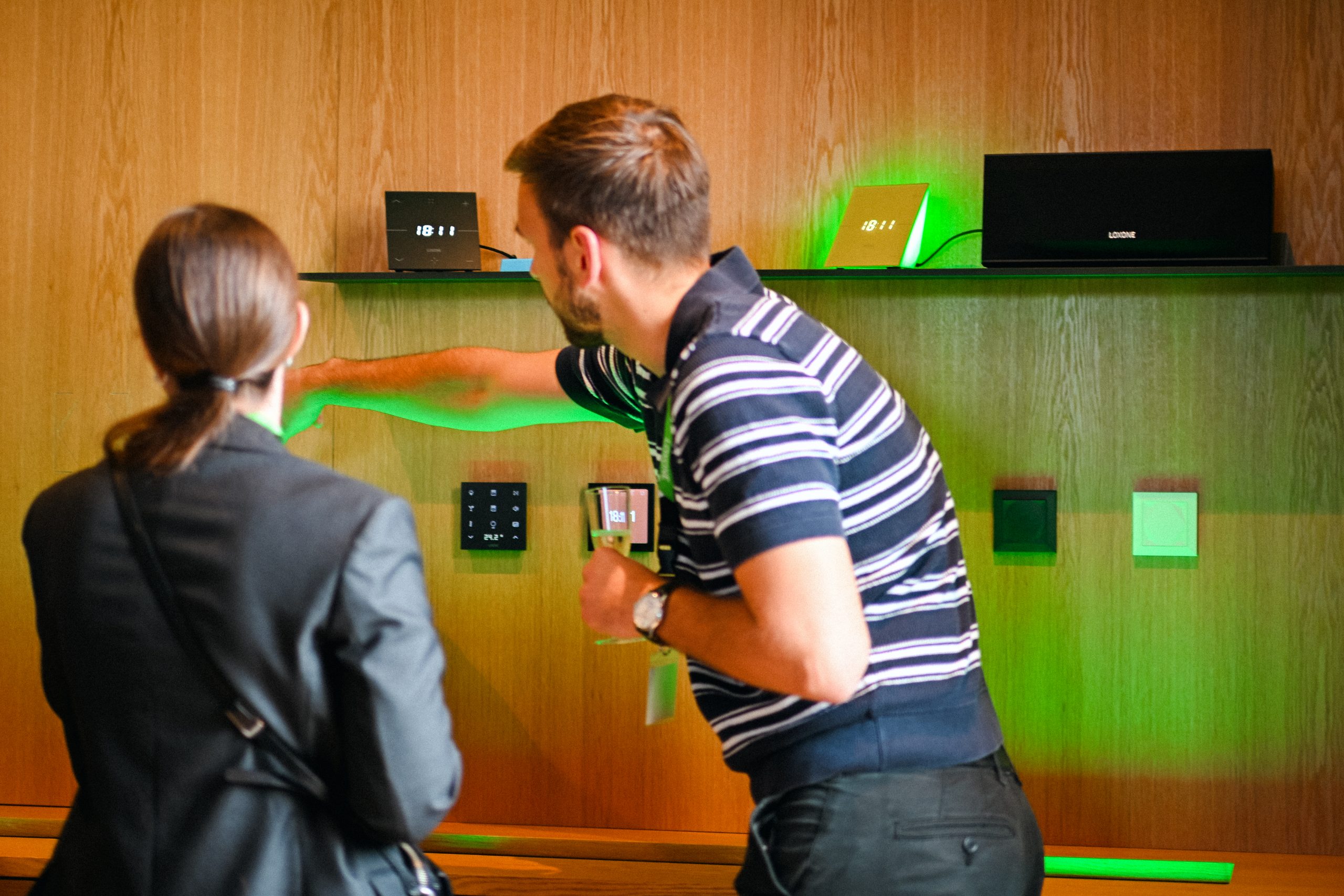 Panel LOXONE Touch Pure Flex na ścianie w nowoczesnym salonie
