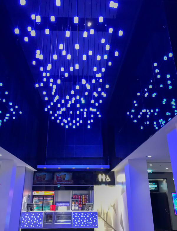 Osvetlenie v predsále Cineplexx Millennium City Viedeň
