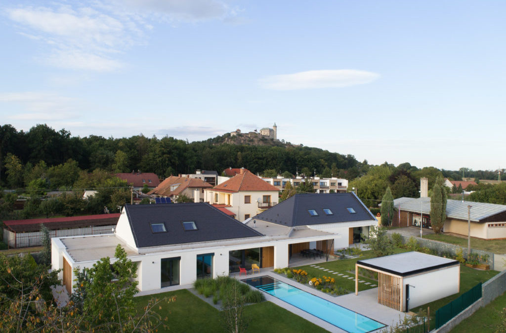 Pod hradom postavili inteligentný dom pre 2 rodiny