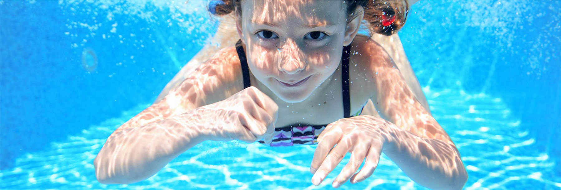 Dievčatko potápajúce sa v bazéne