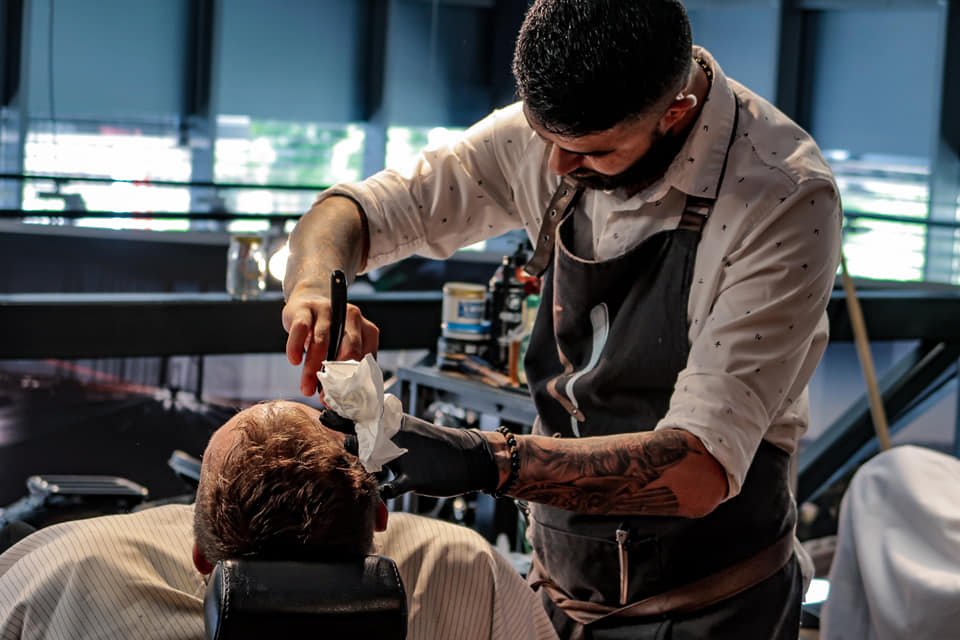 Barber upravuje zákazníka