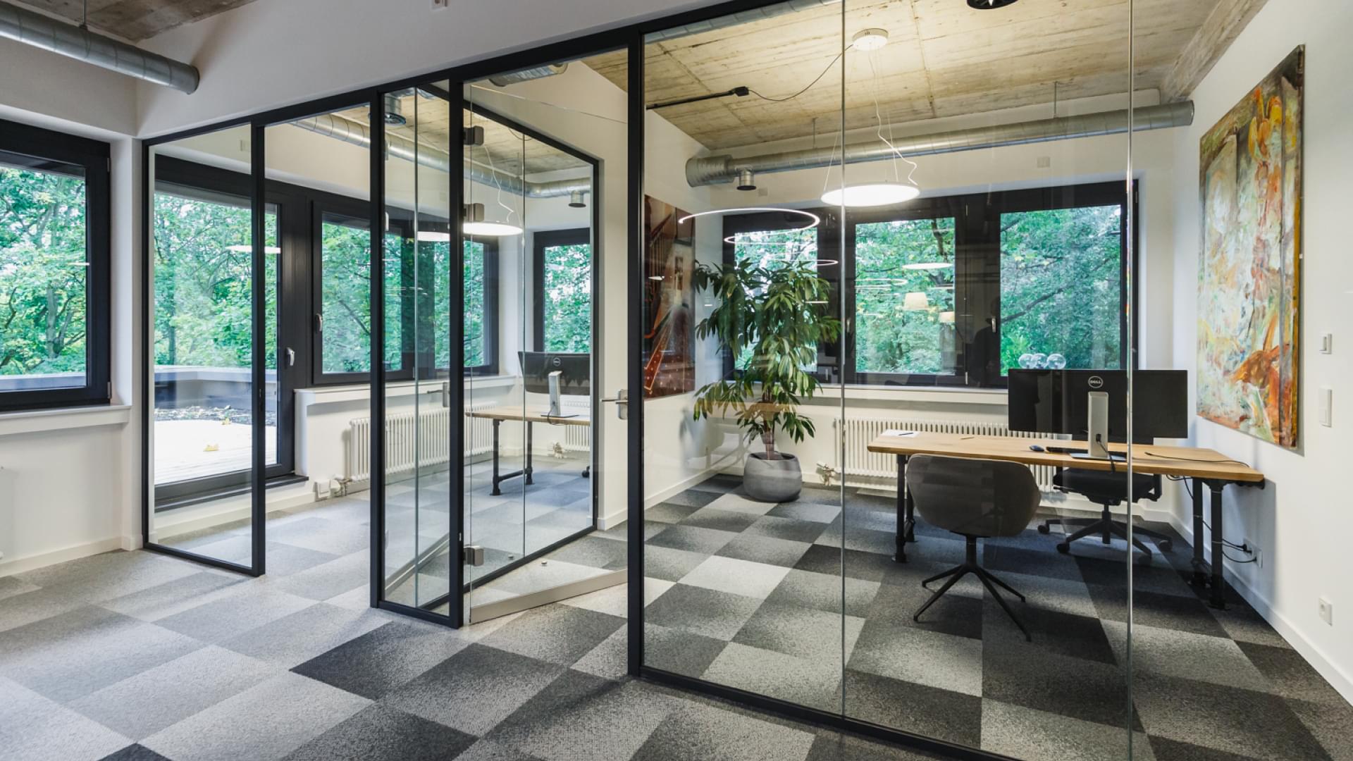 Pohľad na moderné priestory kancelárie 