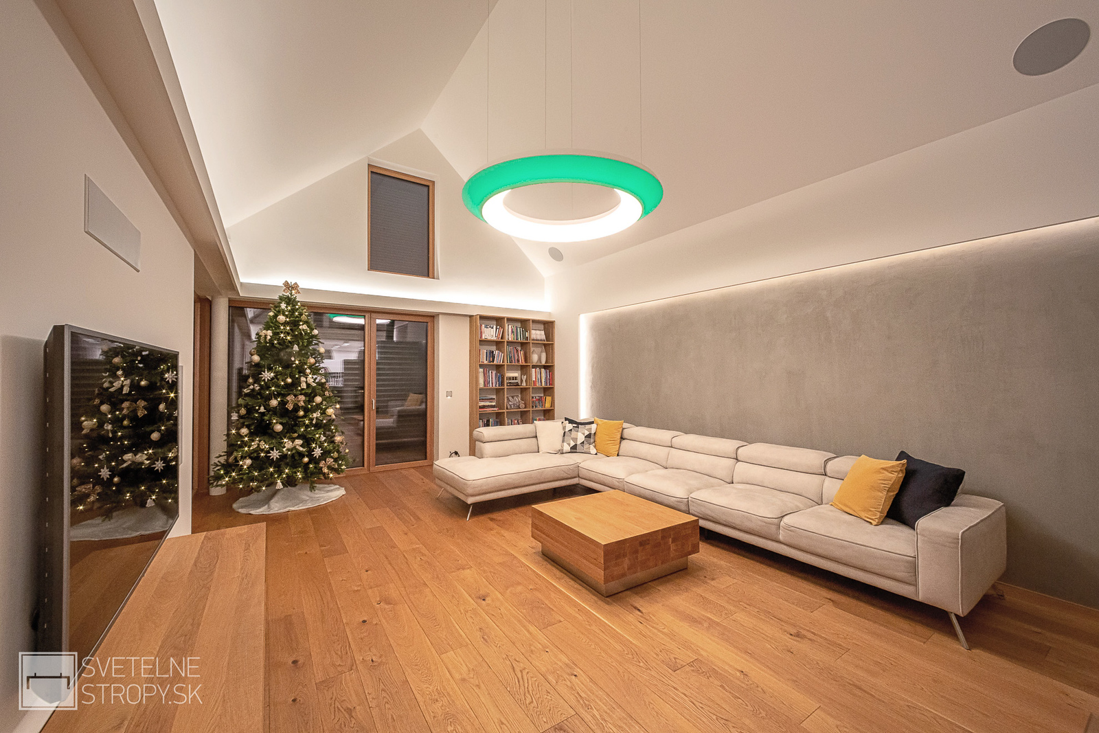 Obývačka s osvetlením a vianočným stromčekom