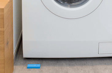Záplavový senzor pod práčkou