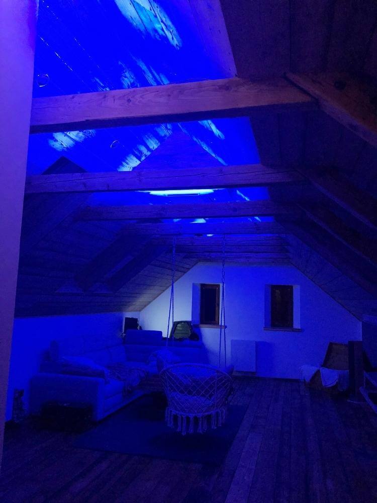 Obývačka v modrej svetelnej nálade