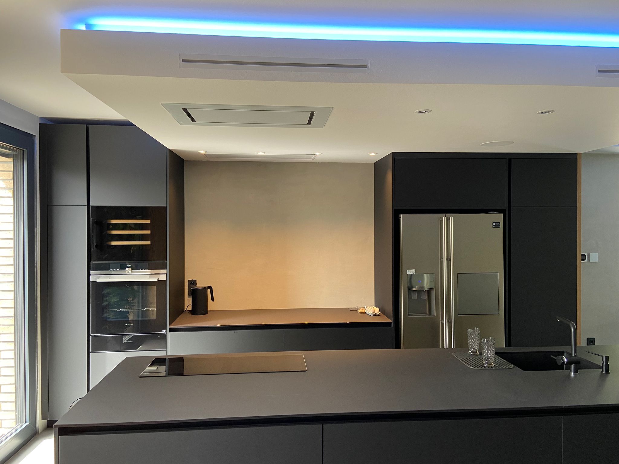 Kuchyňa s osvetleným stropom