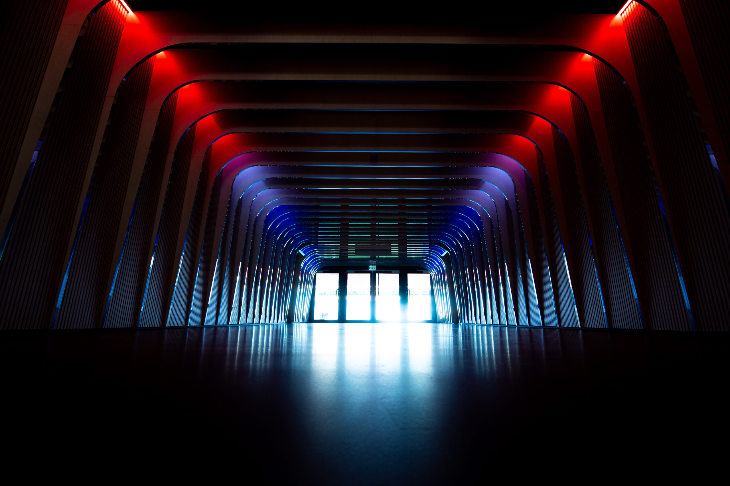 Fotografia  tunelu s tmavým osvetlením