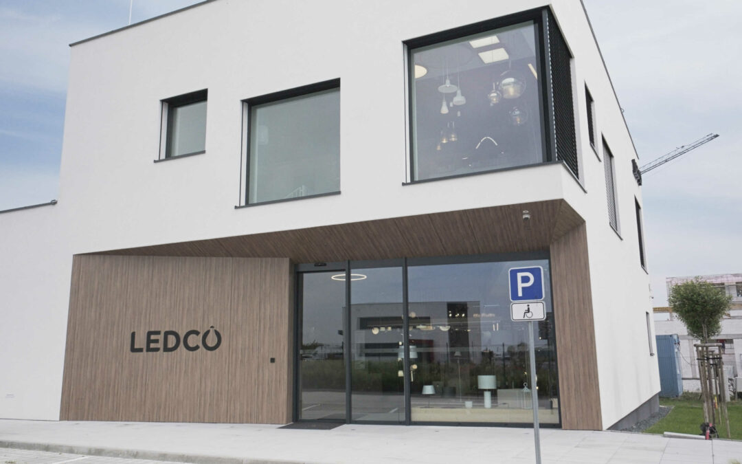 Plne automatizovaný showroom svietidiel LEDCO