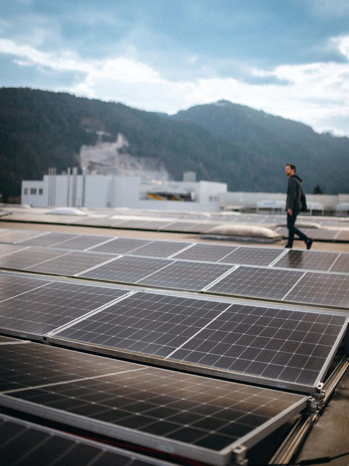 Elektrikár kontroluje na streche fotovoltiku riadenú s LOXONE