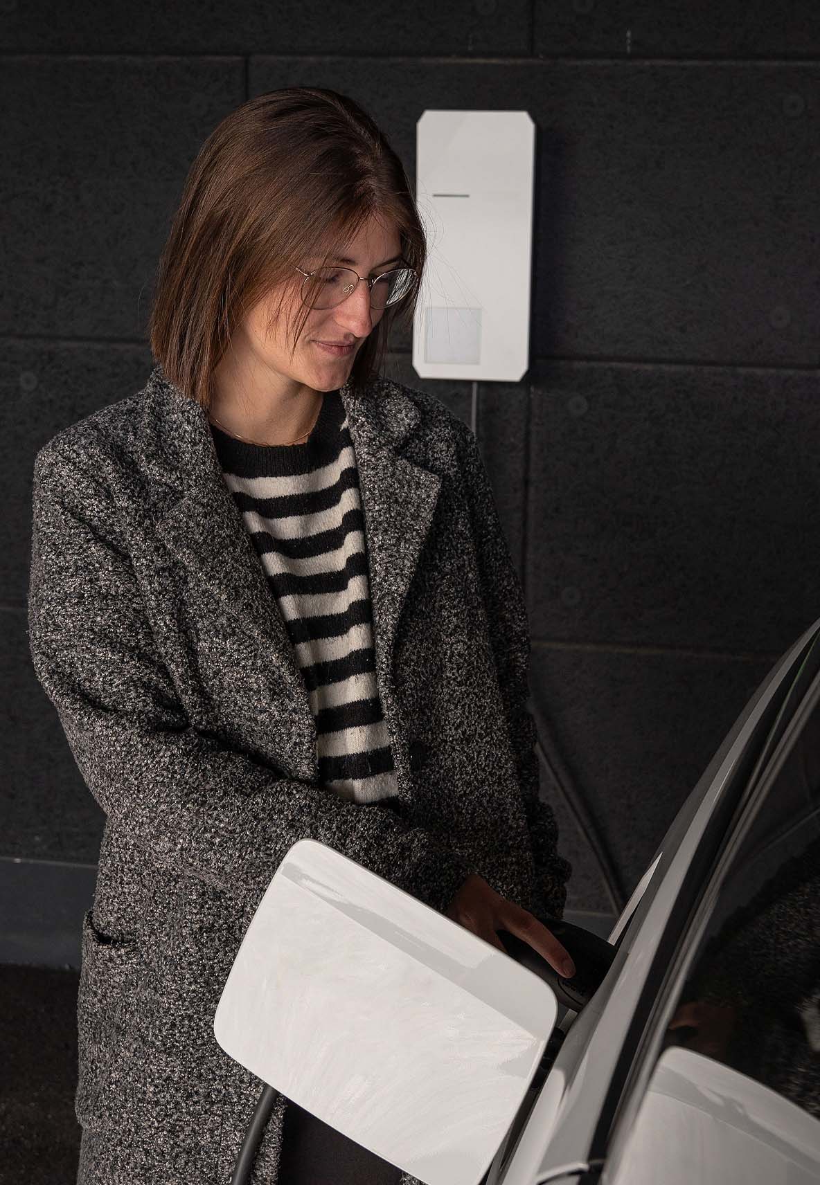 Žena nabíja svoj elektromobil cez LOXONE Wallbox