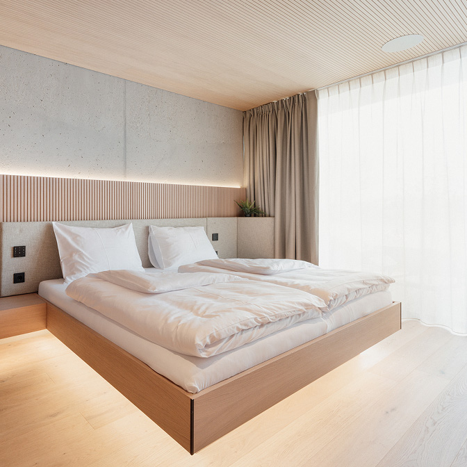 Automatické tienenie v hotelových priestoroch