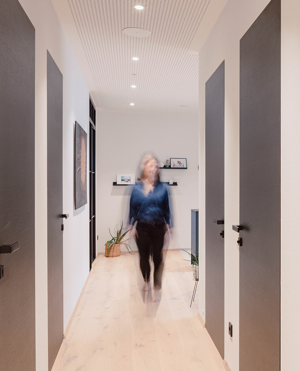 Žena na chodbe zachytená pohybovým senzorom