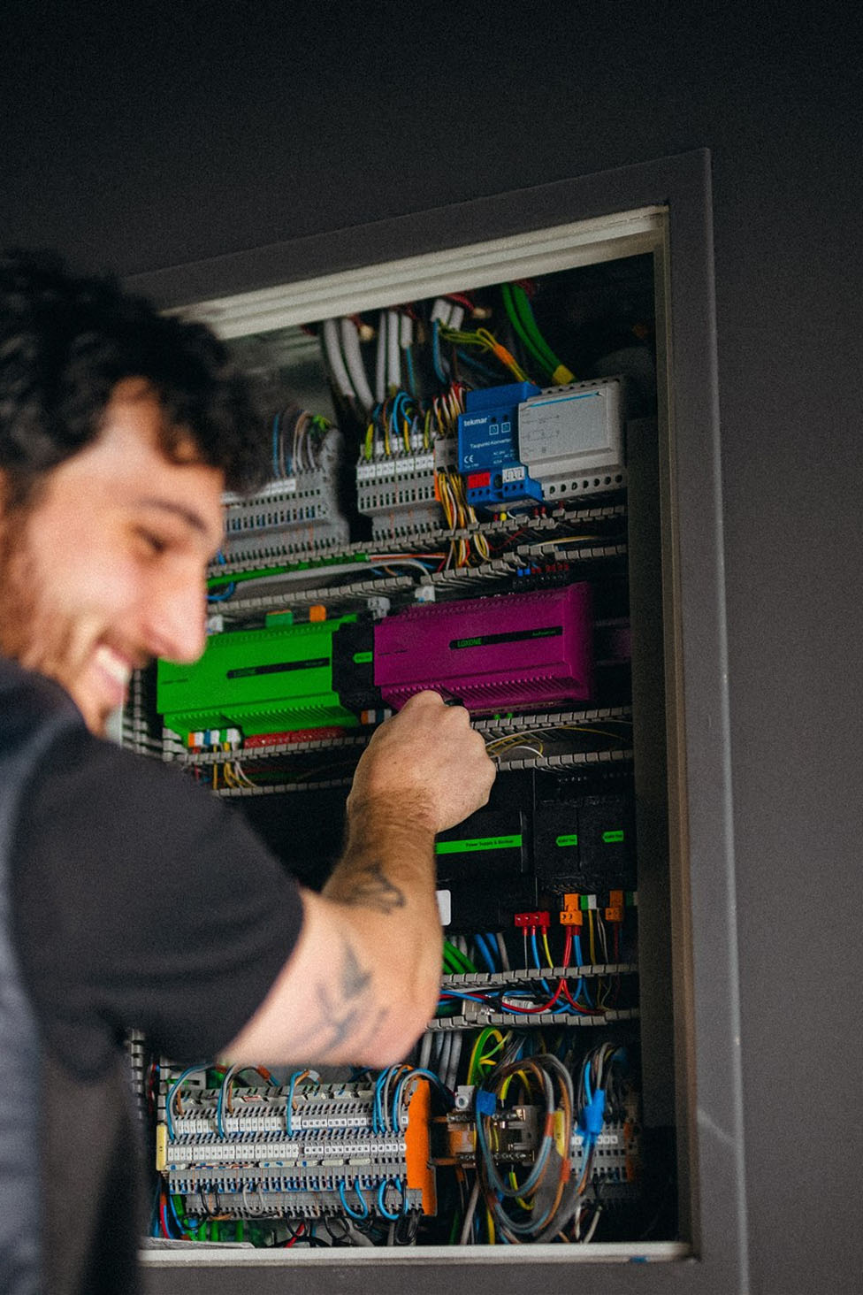 LOXONE Partner inštaluje Miniserver do rozvádzača