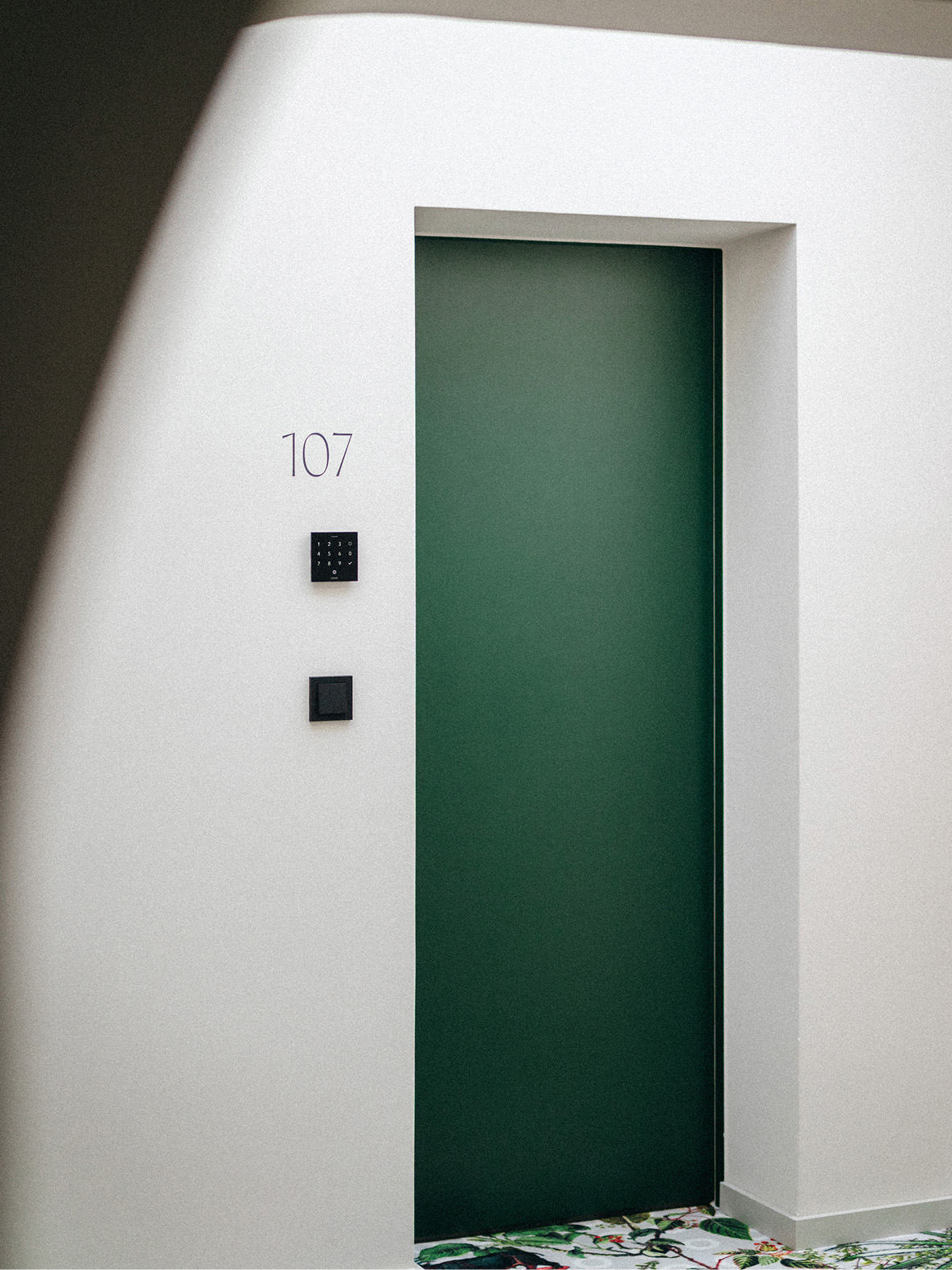 Prístupový systém pri dverách bez kľúčov Loxone. 