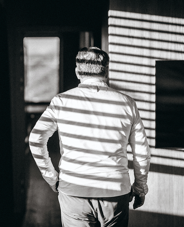 Muž v miestnosti s automatickým tienením od LOXONE