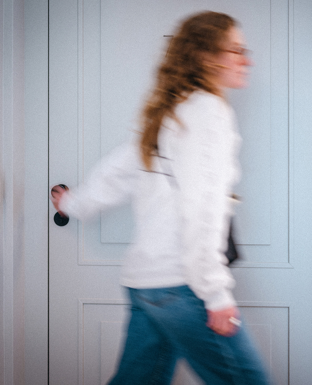 Žena zatvára dvere v inteligentnej domácnosti