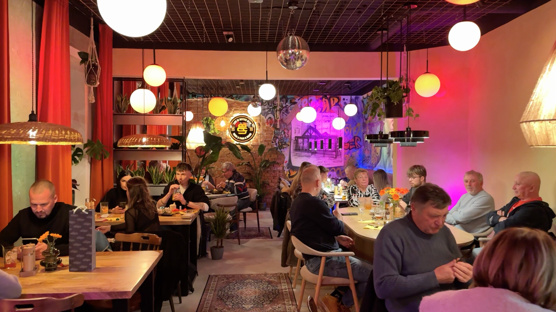 Atmosféra počas večera v BurgerLAB