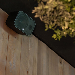 Satellite Speaker na terase pod pergolou
