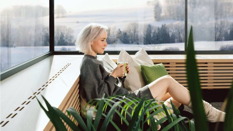 Oturan bir kadın görseli