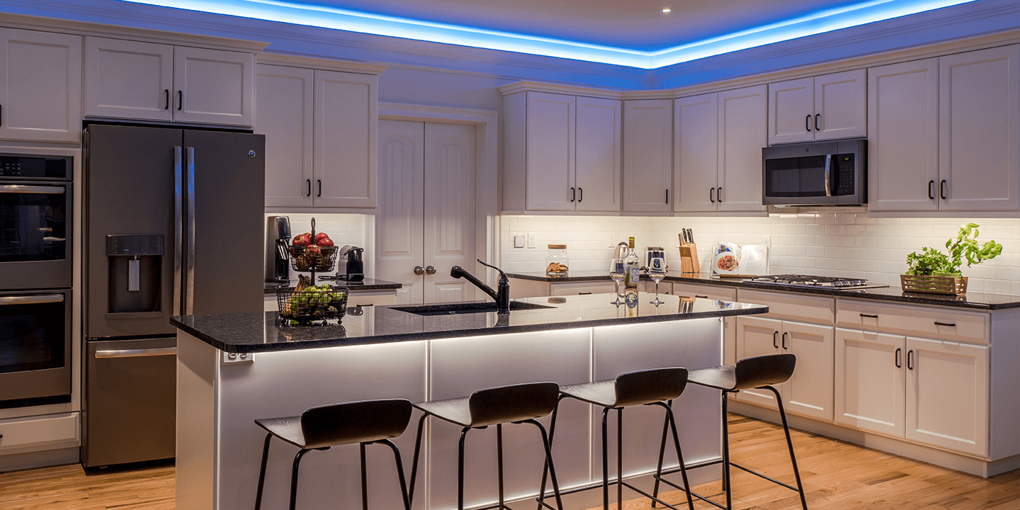 Parlak LED aydınlatmalı mutfak