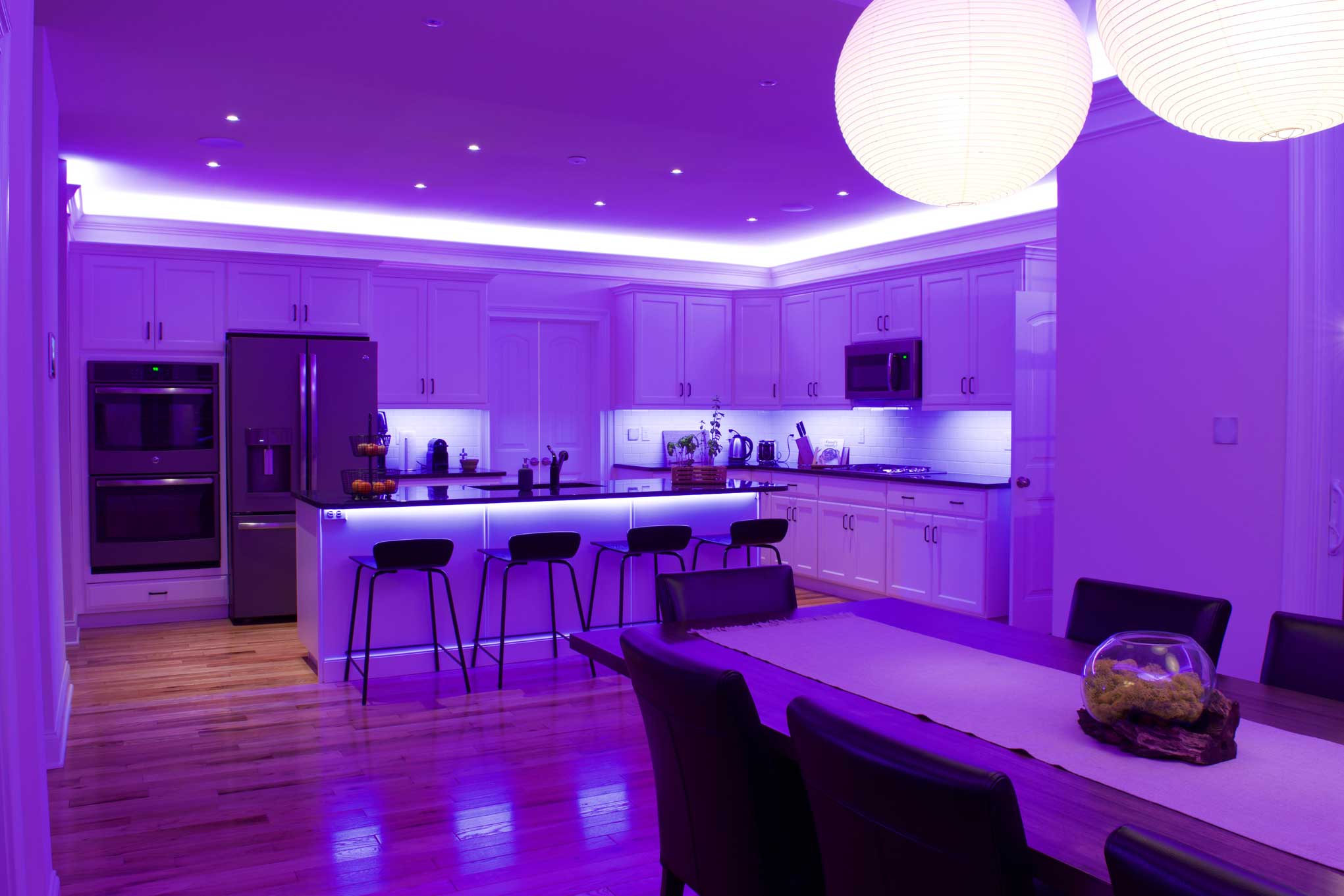 Renkli, LED aydınlatmalı mutfak