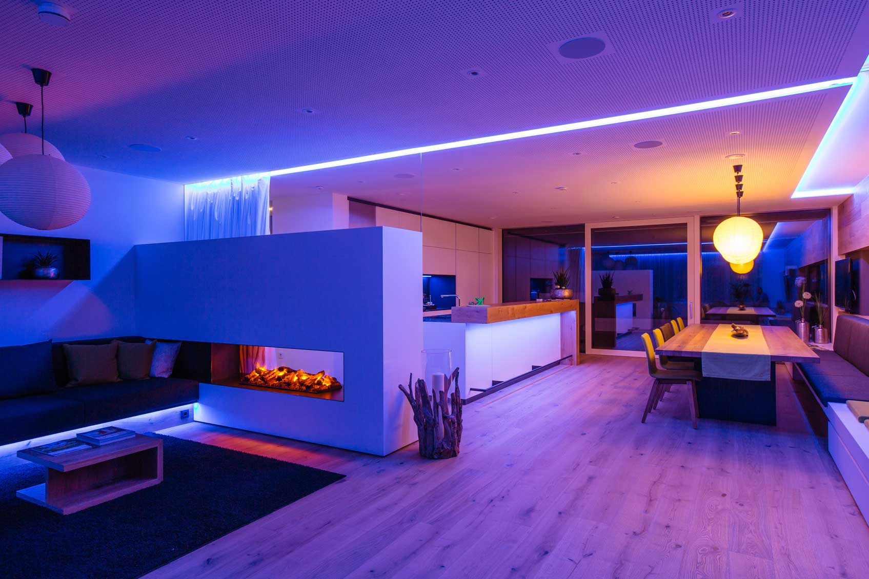 Renkli ışıklandırmasıyla Loxone Showhome